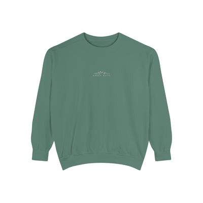 Unisex green sweatshirt with mountain skiing embroidery and "apres Mode" text, soft cotton-polyester fabric, relaxed fit.
