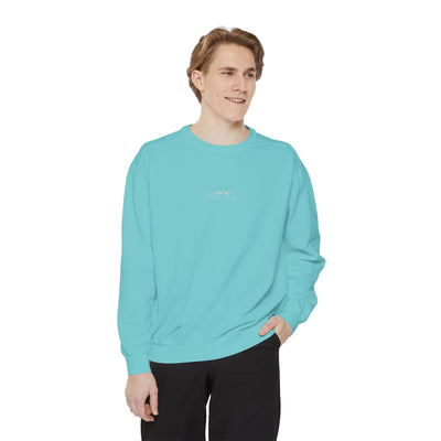 Unisex turquoise sweatshirt with embroidered mountain skiing scene and 'apres Mode' text, relaxed fit cotton-polyester blend