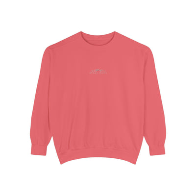Unisex coral sweatshirt with embroidered mountain skiing scene and 'apres Mode' text, relaxed fit, cotton-polyester blend.