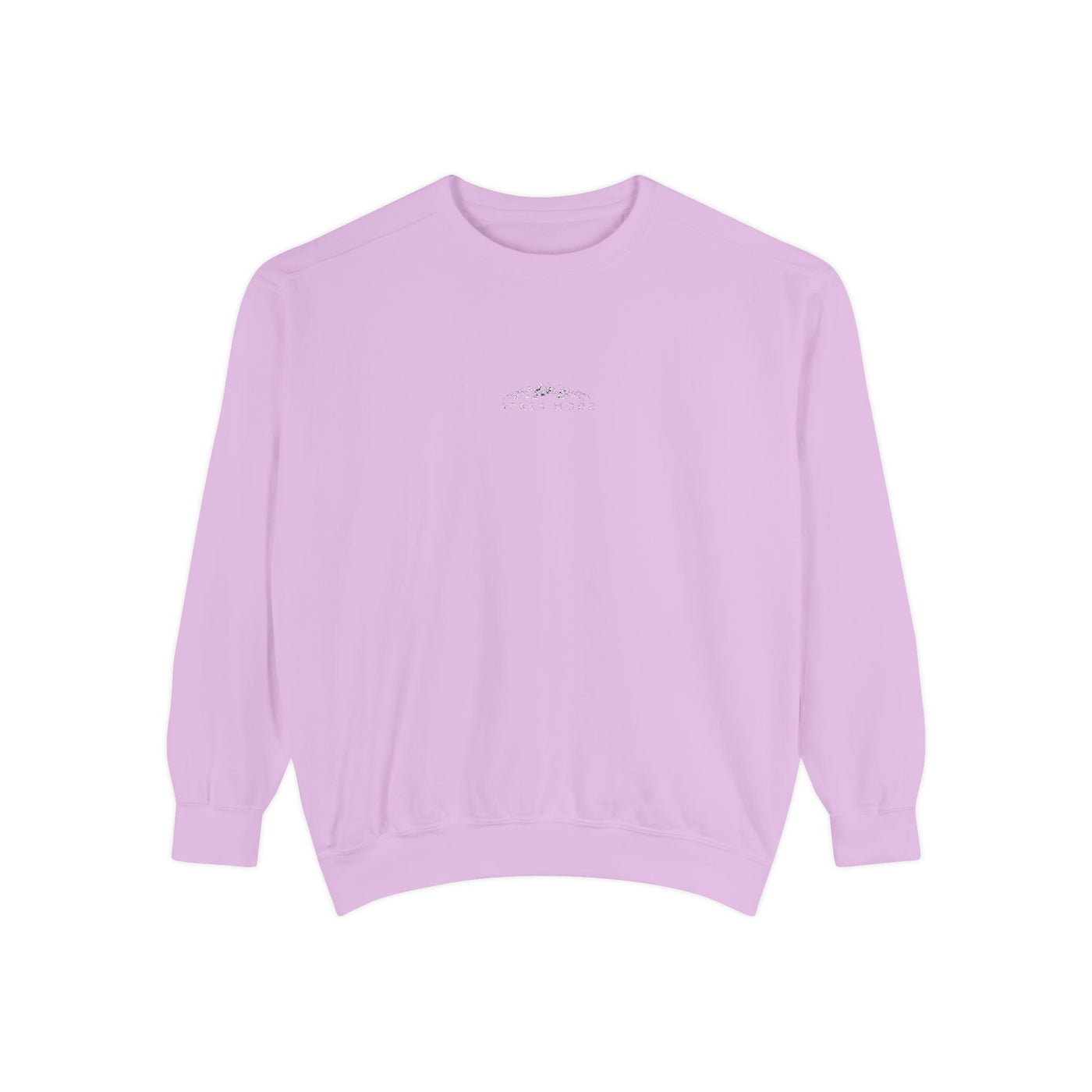 Unisex lavender sweatshirt with mountain skiing embroidery and "apres Mode" text, soft cotton-polyester blend, relaxed fit.