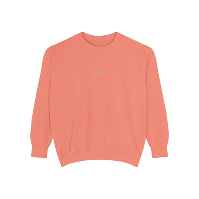 Coral unisex sweatshirt with mountain skiing embroidery and "Apres Mode" text, soft cotton-polyester fabric, relaxed fit.