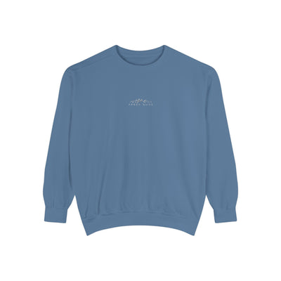 Unisex blue sweatshirt with mountain skiing embroidery and 'apres Mode' text, soft cotton blend, relaxed fit.