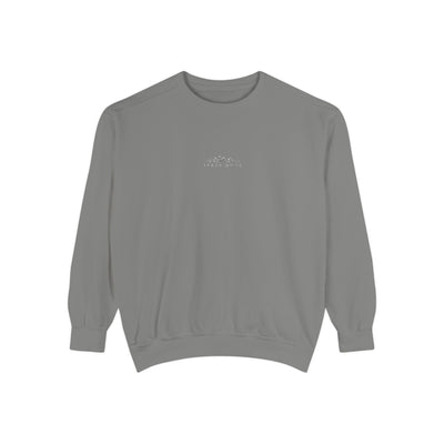 Gray unisex sweatshirt with embroidered mountain skiing scene and 'apres Mode' text, relaxed fit, cotton-polyester blend.