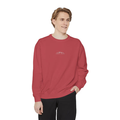 Red unisex sweatshirt with mountain skiing 'Apres Mode' embroidery, relaxed fit, cotton-poly blend
