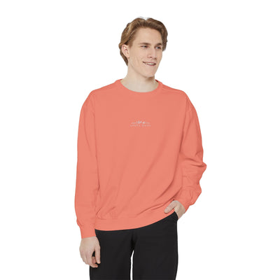 Unisex coral sweatshirt with mountain skiing embroidery and "Apres Mode" text, soft cotton blend, relaxed fit.