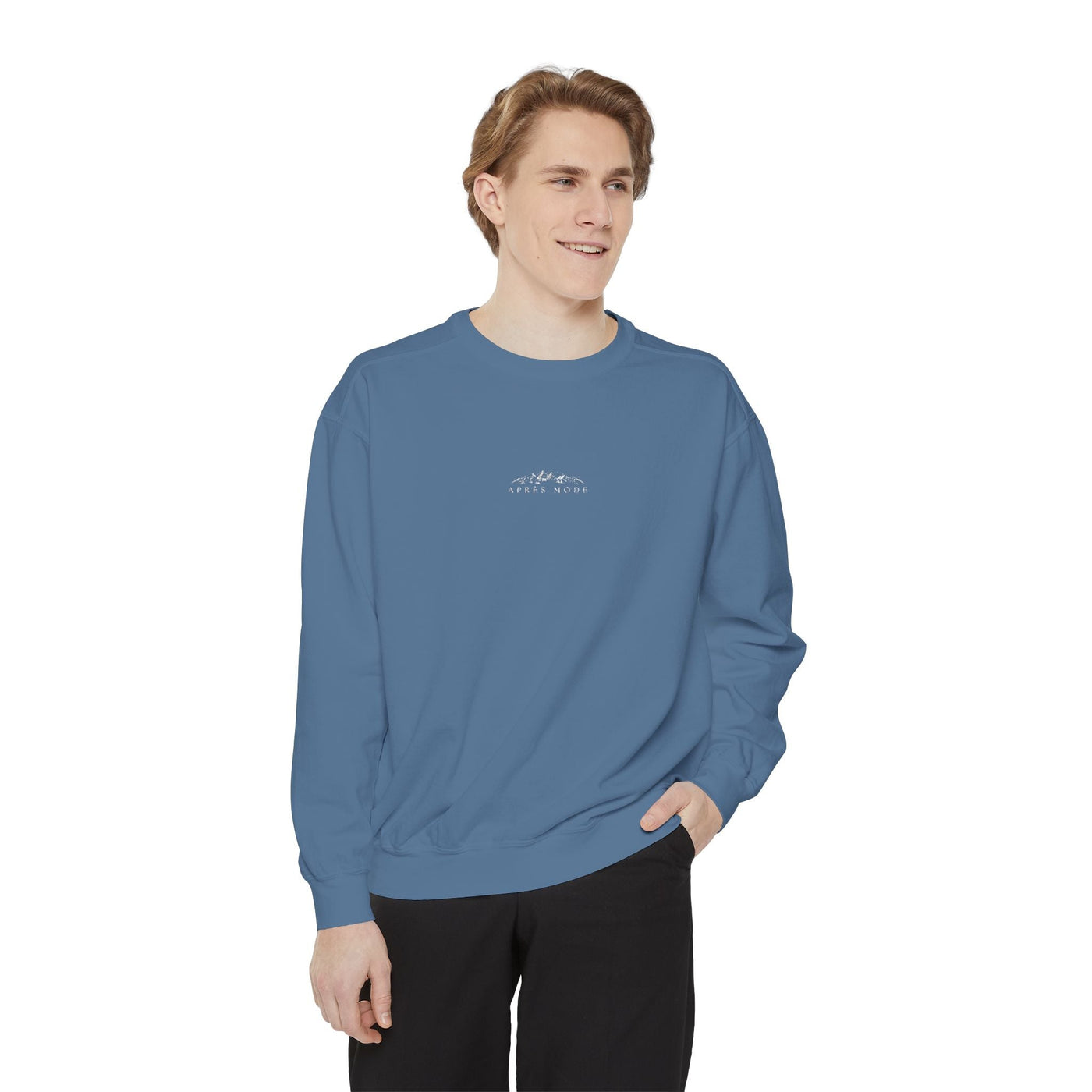 Unisex blue sweatshirt with mountain skiing embroidery and 'Apres Mode' text, relaxed fit, soft cotton-polyester blend