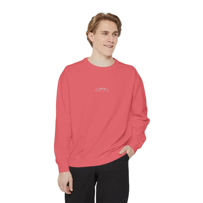 Coral mountain skiing sweatshirt with 'apres Mode' embroidery, relaxed fit, unisex design