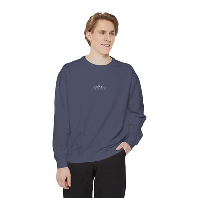 Unisex navy sweatshirt with embroidered mountain skiing scene and "apres Mode" text, relaxed fit, cotton-poly blend